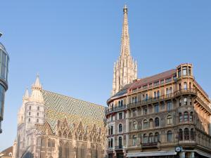 una cattedrale e un edificio con campanile di Private Comfort STEPHANSPLATZ - SELF CHECK IN a Vienna