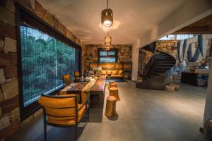 张家界Zhangjiajie Rock language art hotel-Free pick up service的配有桌椅和楼梯的房间
