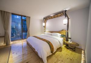 Zhangjiajie Rock language art hotel-Free pick up service客房内的一张或多张床位