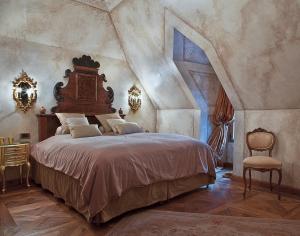 En eller flere senge i et værelse på Schloss Matzen