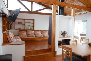 een eetkamer met een bank en een tafel bij Gross Guest House in Bariloche