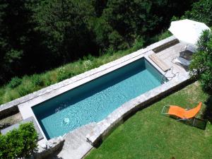 una vista aérea de una piscina en un patio en Casa Luce Labro, en Labro