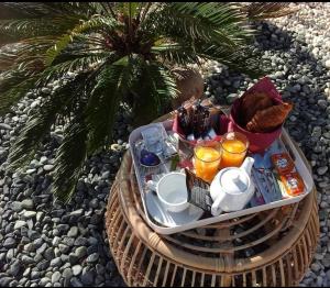 a tray of food on a table next to a palm tree at Amoremio in Peypin