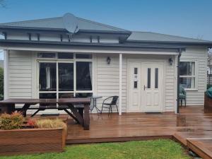 Casa con terraza de madera y mesa de picnic en 9 Leamington Street, en Hanmer Springs
