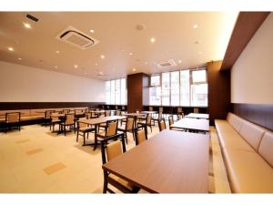 札幌市にあるHotel Nets Sapporo - Vacation STAY 63536vのダイニングルーム(テーブル、椅子、窓付)