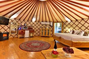 Postel nebo postele na pokoji v ubytování Helios Luxury Suites