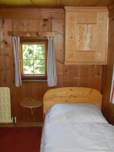 Schlafzimmer mit einem Bett und einem Fenster in der Unterkunft Ferienhaus Vollspora in Schruns-Tschagguns