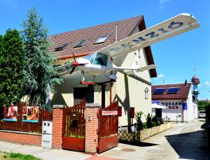 セゲドにあるPilóta Panzióの家から吊るされている偽飛行機