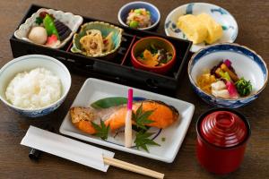 Kyoto Higashiyamaso في كيوتو: طاولة مع صينية من الطعام وأوعية من الطعام
