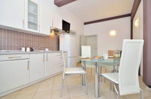 Kuchyň nebo kuchyňský kout v ubytování Apartments Nautilus