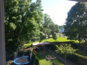 einen Luftblick auf einen Park mit einem Pavillon in der Unterkunft Café Dlask in Varnsdorf