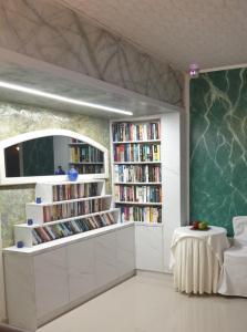 un soggiorno con librerie piene di libri di Room in Studio - One Room Private Suite a Hersonissos