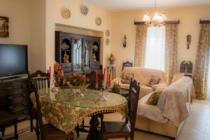 sala de estar con mesa y sofá en Casa Rural Nijata, en Valencia del Mombuey