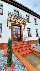 a house with stairs leading to a door at Zur Krone Aparthotel in Widdershausen