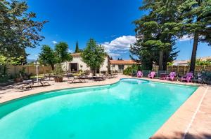 Swimmingpoolen hos eller tæt på Logis Hotel Le Vieux Moulin