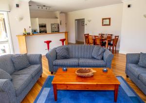 uma sala de estar com dois sofás e uma mesa de centro em Lochnagar Barossa em Tanunda
