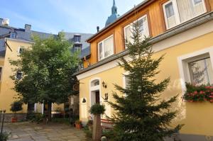 ein Haus mit einem Weihnachtsbaum davor in der Unterkunft Ferienwohnungen im Vierseitenhof Linke in Annaberg-Buchholz