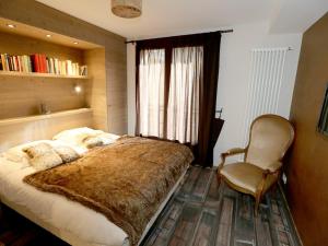sypialnia z łóżkiem, krzesłem i oknem w obiekcie Appartement Valloire, 4 pièces, 9 personnes - FR-1-263-216 w mieście Valloire