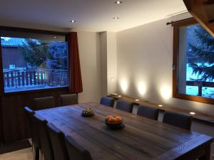 a dining room with a wooden table and chairs at Appartement Valloire, 6 pièces, 12 personnes - FR-1-263-358 in Valloire