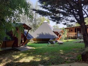 Photo de la galerie de l'établissement Tipis Du Petit Buisson, à Saint-Antonin-de-Lacalm