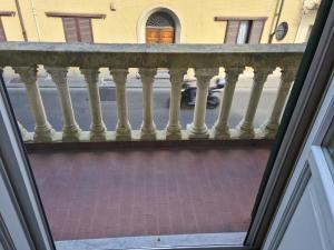 vistas desde la ventana de un balcón en Appartamento Angela, en Pisa
