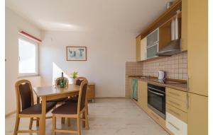 eine Küche mit einem Tisch und Stühlen in der Unterkunft Apartment RED in Vodice