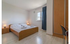 Schlafzimmer mit einem Bett und einem Fenster in der Unterkunft Apartment RED in Vodice