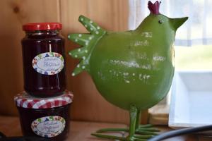 a green bird statue next to a jar of jam at Islandpferdehof Seelengrübchen - Ferien im Bauwagen in Glött