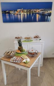 un tavolo con piatti di cibo sopra di Tenuta Turchi a Otranto