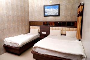 Postel nebo postele na pokoji v ubytování The Sky Comfort - Hotel The Heaven, Dwarka