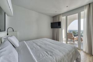 Rúm í herbergi á Bitzaro Boutique Hotel