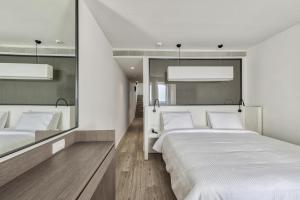 Rúm í herbergi á Bitzaro Boutique Hotel