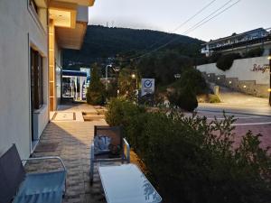 een bankje op een stoep naast een gebouw bij Rhodon House in Skiathos-stad