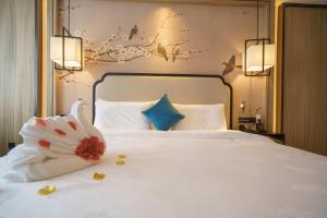 Łóżko lub łóżka w pokoju w obiekcie Baiyun Hotel Guangzhou