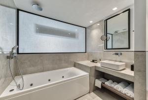 Baðherbergi á Bitzaro Boutique Hotel