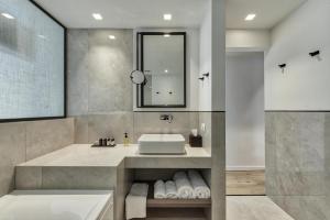 Baðherbergi á Bitzaro Boutique Hotel