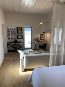 a living room with a bed and a table at Fourfouras Cottage in Fourfourás