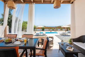 Πισίνα στο ή κοντά στο Gennadi Serenity House- beachfront villa with pool