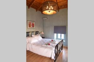 Postel nebo postele na pokoji v ubytování APIGANOS house