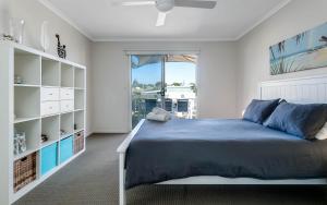 En eller flere senge i et værelse på Rocks Beach House Victor Harbor