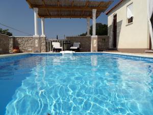 una gran piscina de agua azul en Holiday Home Lazuština Paradise, en Mihanići