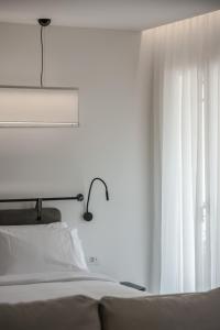 Rúm í herbergi á Bitzaro Boutique Hotel