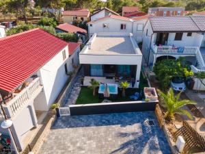 una vista aérea de una casa con piscina en Villa Tome en Vir