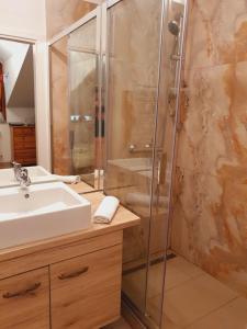 A bathroom at Karmelita Boutique Apartman