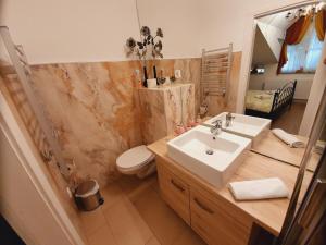A bathroom at Karmelita Boutique Apartman
