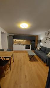 ein Wohnzimmer mit einem Sofa und einem Tisch in der Unterkunft Apartman Cassovia in Holčíkovce