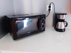 Příslušenství pro přípravu čaje a kávy v ubytování Chaleureuse maison au Moule avec piscine partagée