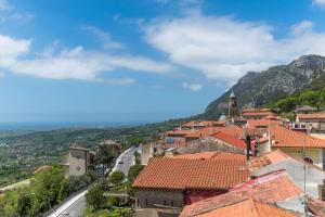 widok na miasto z górami w tle w obiekcie casa vacanza Rosy di Guida Rosy w mieście Giungano