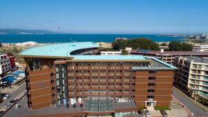 een uitzicht op een gebouw met een zwembad bij Galeon Residence & SPA in Sunny Beach