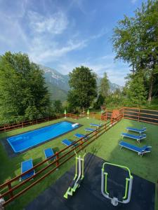 una piscina con sedie a sdraio e una piscina di Le Terrazze sul Lago - Ledro House a Pieve Di Ledro